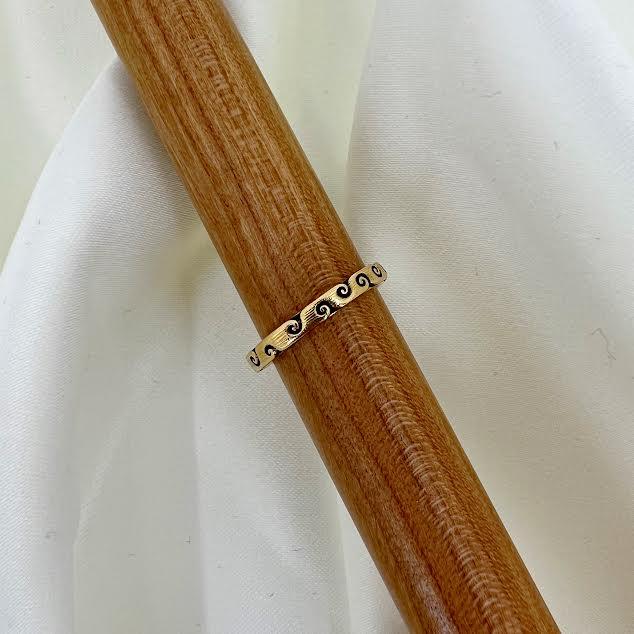 18k Narrow "Swirling Water"Ring