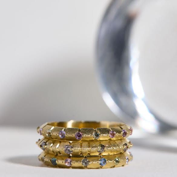 18 karat Yellow Gold and Pastel Sapphire Apex Band