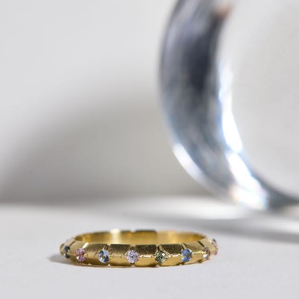 18 karat Yellow Gold and Pastel Sapphire Apex Band