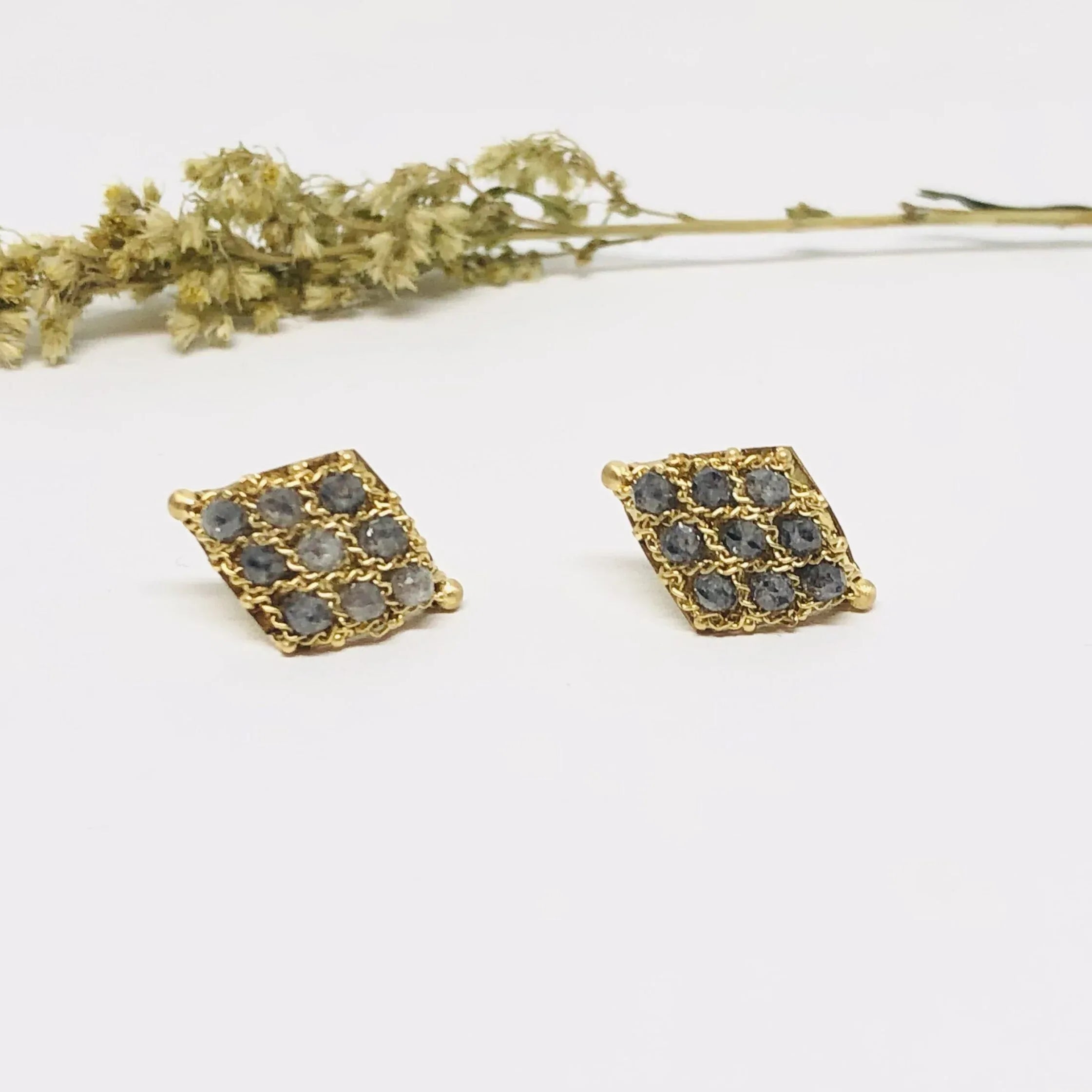 Amáli 18ky Textile stud earring