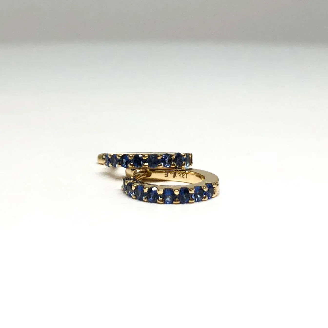 Yellow GOLD, Sapphire “CIRQUE” SLIM HOOP