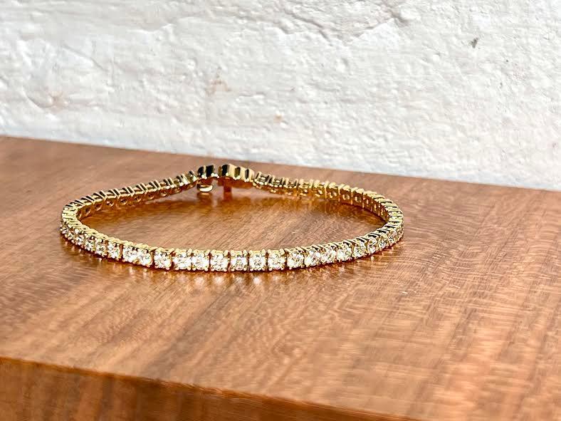 18 karat Yellow Gold and Diamond Line Bracelet, 5.06 CT