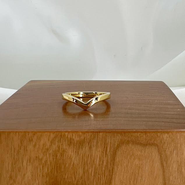 18 karat Yellow Gold Polished V Band