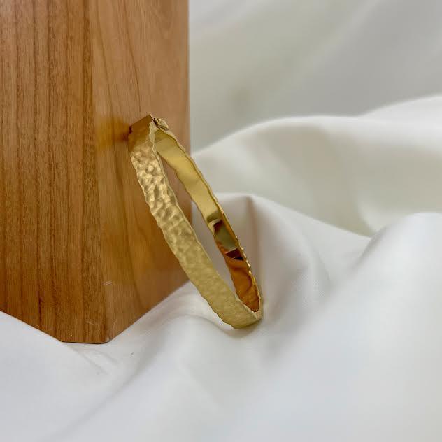 18 karat Yellow Gold Hammered Hinge Bangle