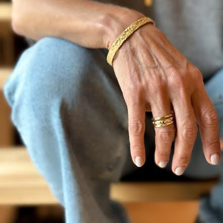 18 karat Yellow Gold Hammered Hinge Bangle