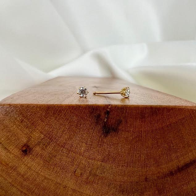 18 karat Yellow Gold and Diamond Stud Earrings, 0.14 ct