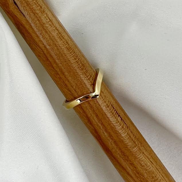 18 karat Yellow Gold Polished V Band