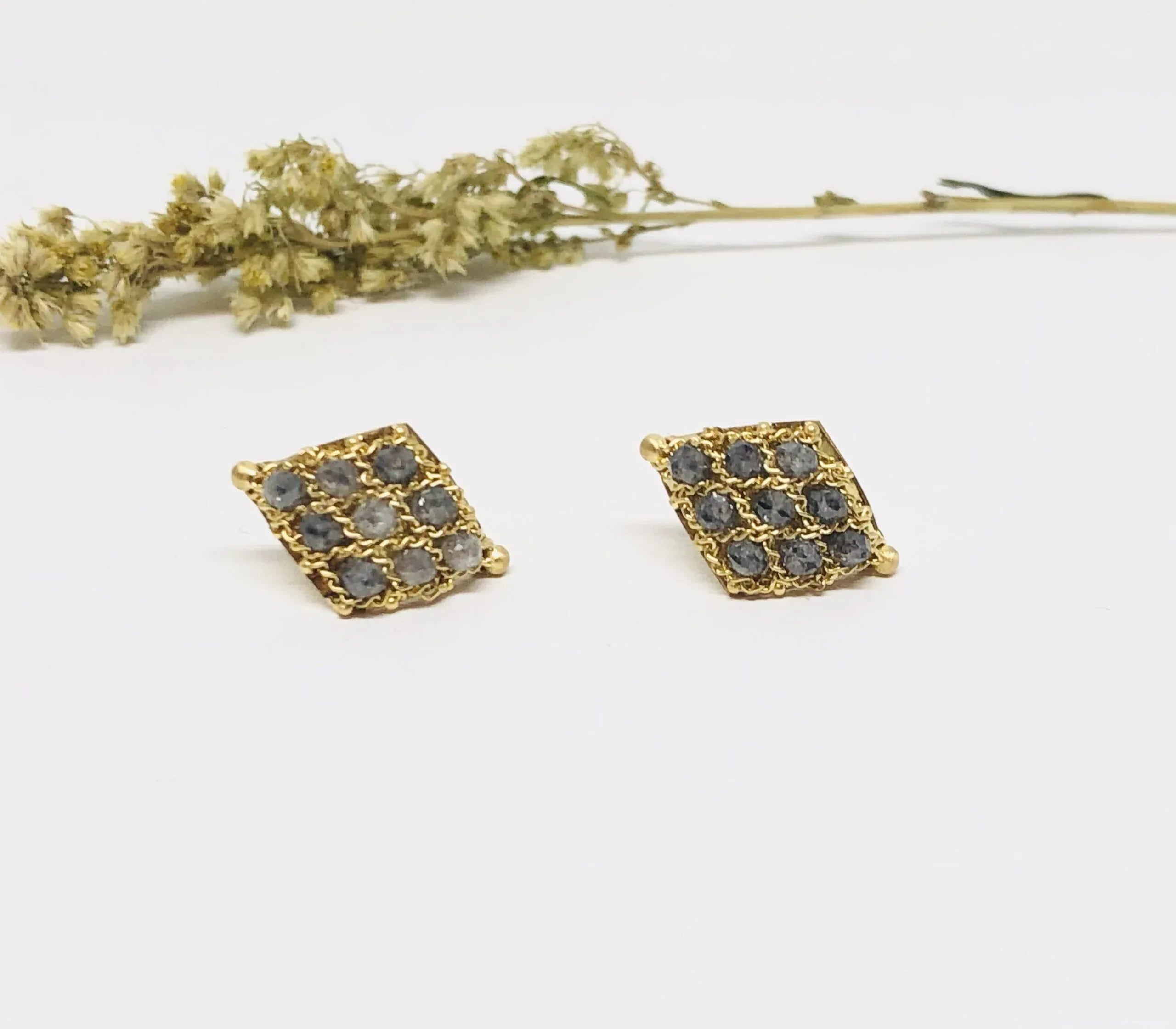 Amáli 18ky Textile stud earring