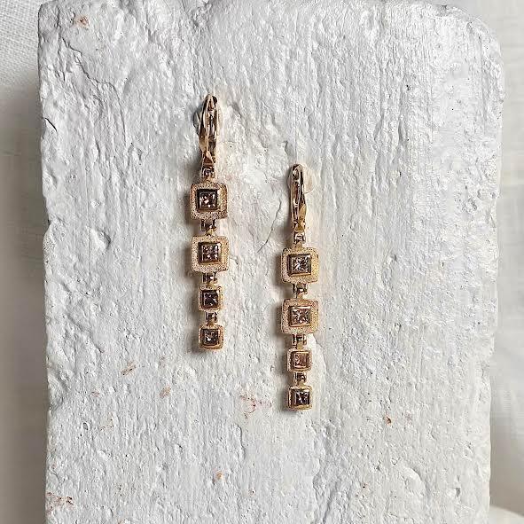 18 karat yellow gold princess cut diamond drop