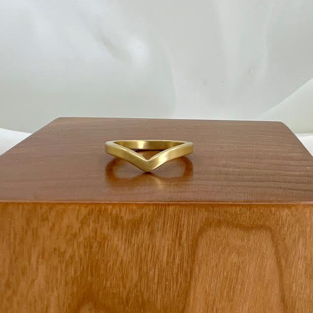 18 karat Yellow Gold Satin V Band