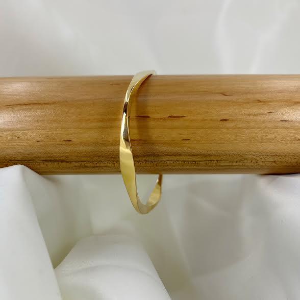 18 karat Yellow Gold Four Sided Bangle