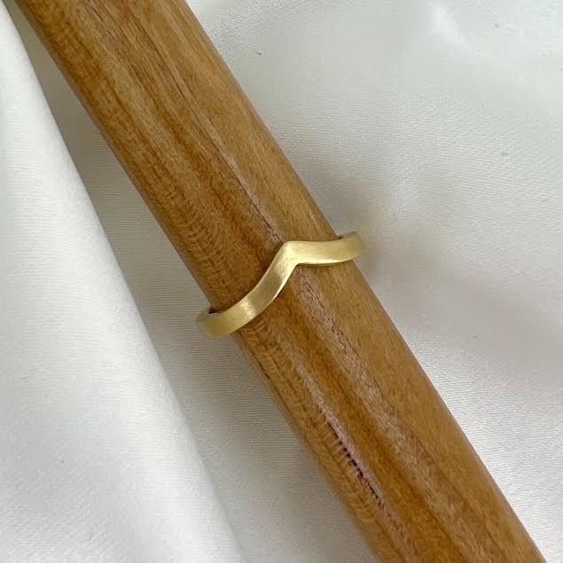 18 karat Yellow Gold Satin V Band
