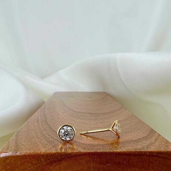18 karat Yellow Gold and Diamond Stud Earrings