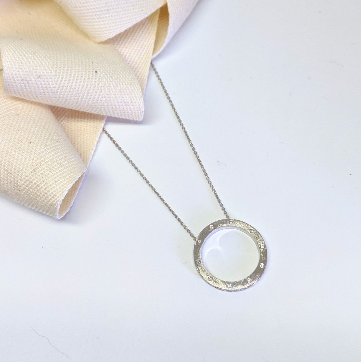 White Gold, Diamond Circle Pendant