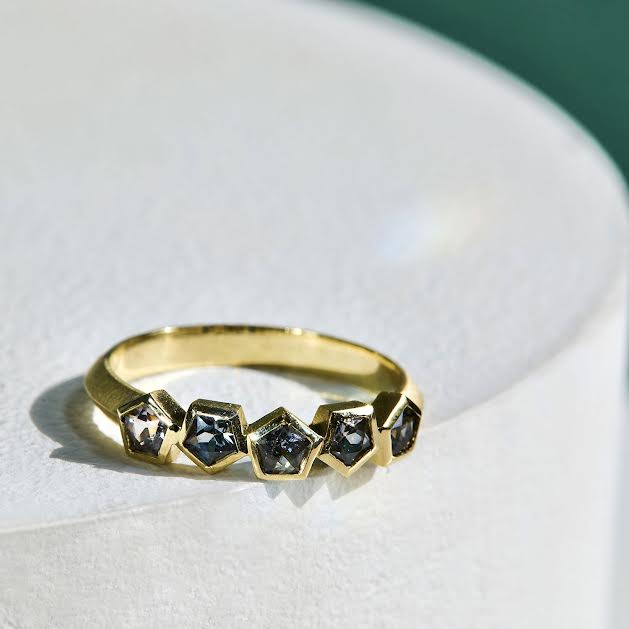 18 karat Yellow Gold and Geometric Spinel Ring
