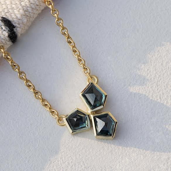 18 karat Yellow Gold and Geometric Green Sapphire Necklace