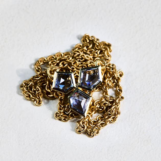 18 karat Yellow Gold and Blue Geometric Sapphire Necklace