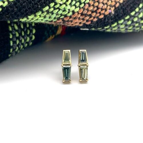 18 karat Yellow Gold and Green Sapphire Poise Stud Earrings