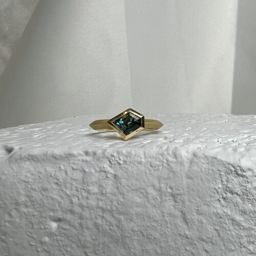 18k yellow gold blue green sapphire Rock ring
