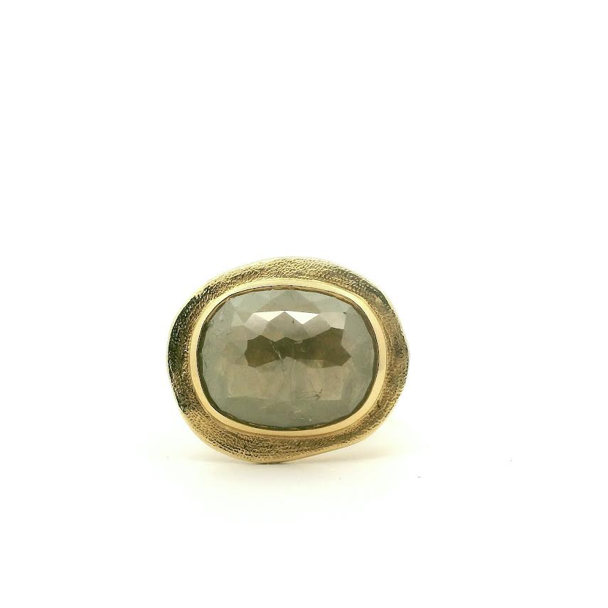 18 karat Yellow Gold and Green Diamond Ring